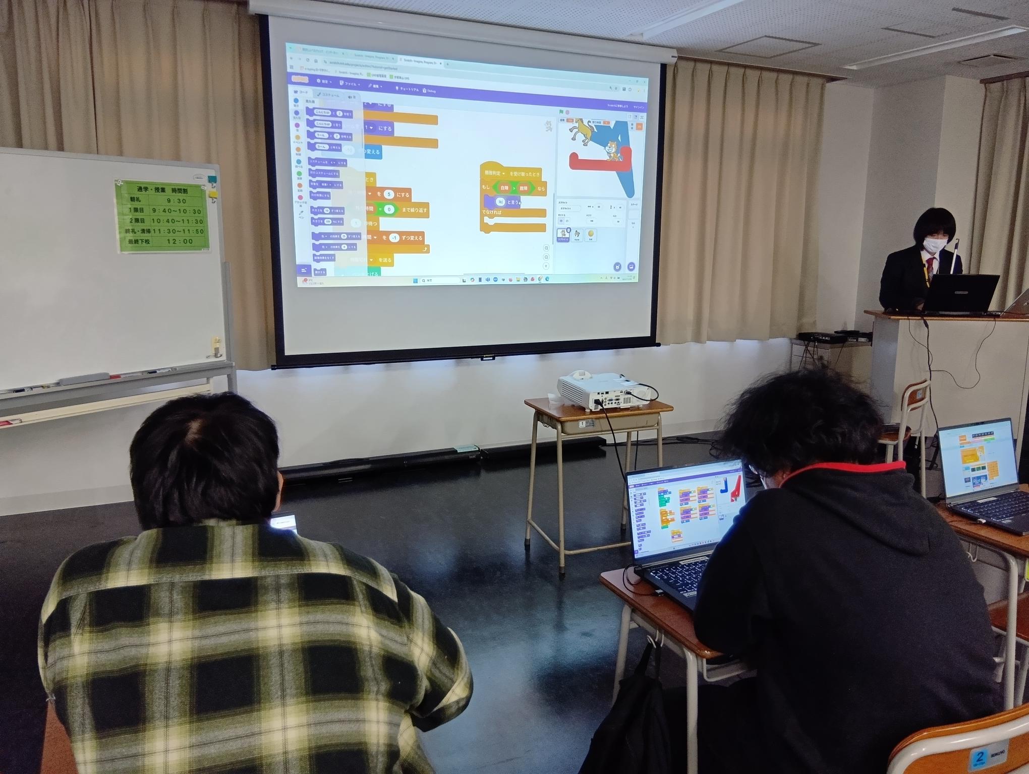 上下左右に動かすプログラムを作成しました。